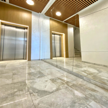 Płytka kamienna marmur Majestic White szlifowany 61x40,6x1,2 cm